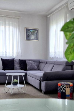 Гостиница Apartment Silvana  Каштел Камбеловац